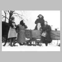 041-0031 Im Jahre 1940 noch zu Ostern Schnee. Die Milch wird per Schlitten zu Molkerei gefahren.jpg